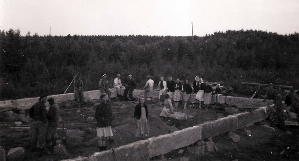 Bilden från marthaföreningens fotoarkiv visar talrika talkoarbetare i full färd med att färdigställa stenfoten till den blivande marthagården. Foto troligtvis från år 1952 eller 1953.